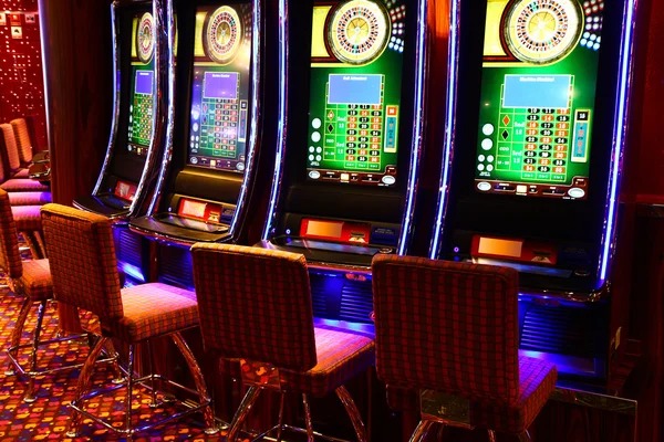 Bandar Poker live table broadcast with dealer and player hands visible